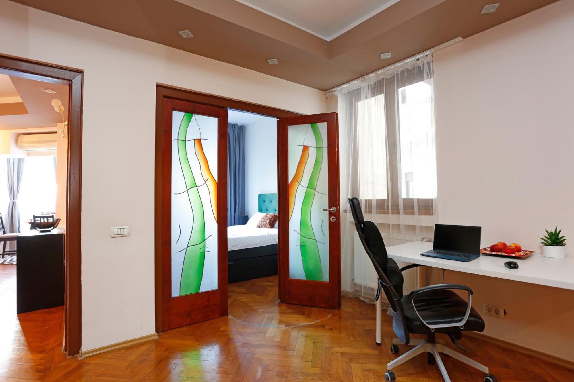 Peaceful Getaway - Generous 3-Bedroom Sanctuary - Close To Historic Old Town Bukarest Exteriör bild