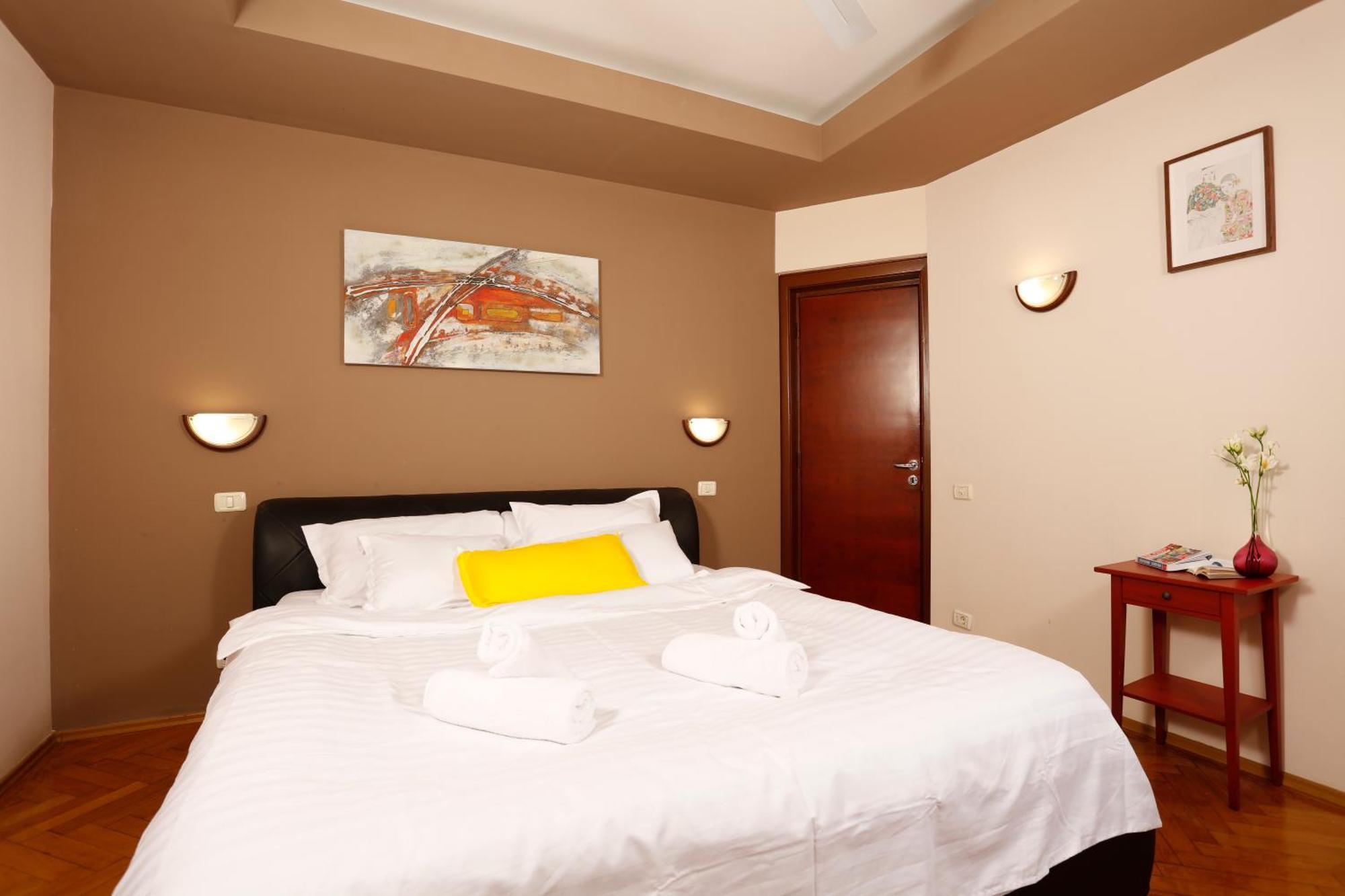 Peaceful Getaway - Generous 3-Bedroom Sanctuary - Close To Historic Old Town Bukarest Exteriör bild