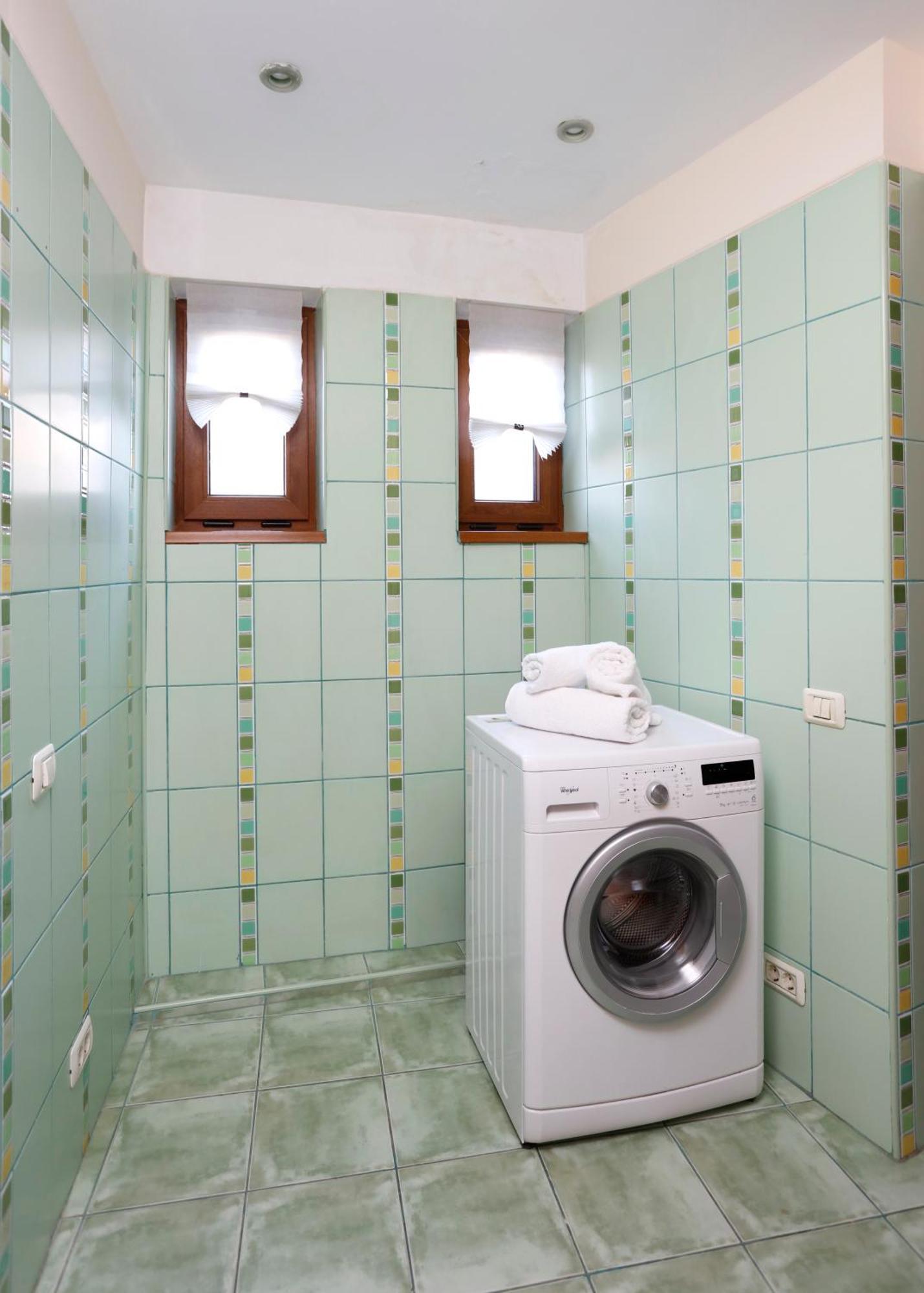 Peaceful Getaway - Generous 3-Bedroom Sanctuary - Close To Historic Old Town Bukarest Exteriör bild