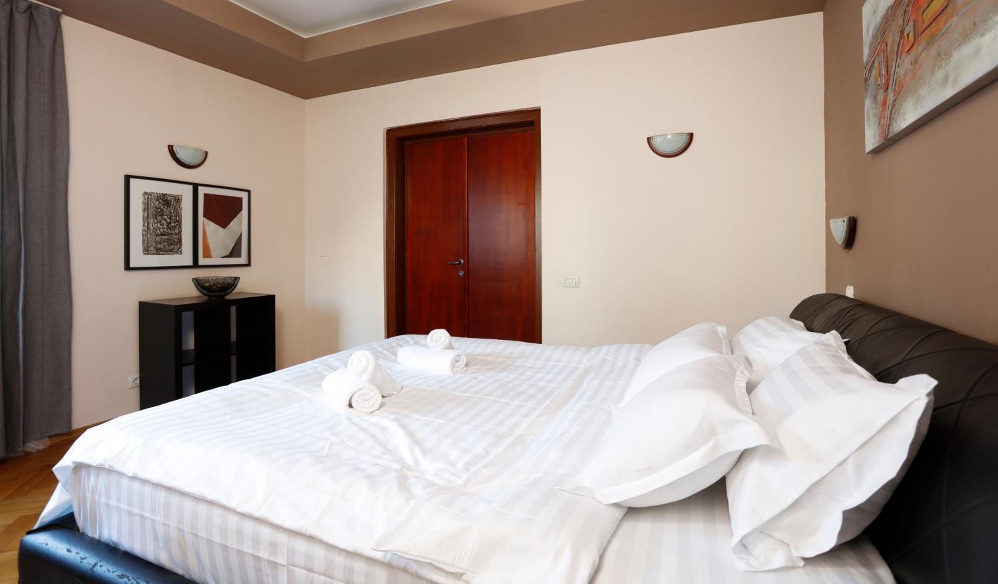 Peaceful Getaway - Generous 3-Bedroom Sanctuary - Close To Historic Old Town Bukarest Exteriör bild