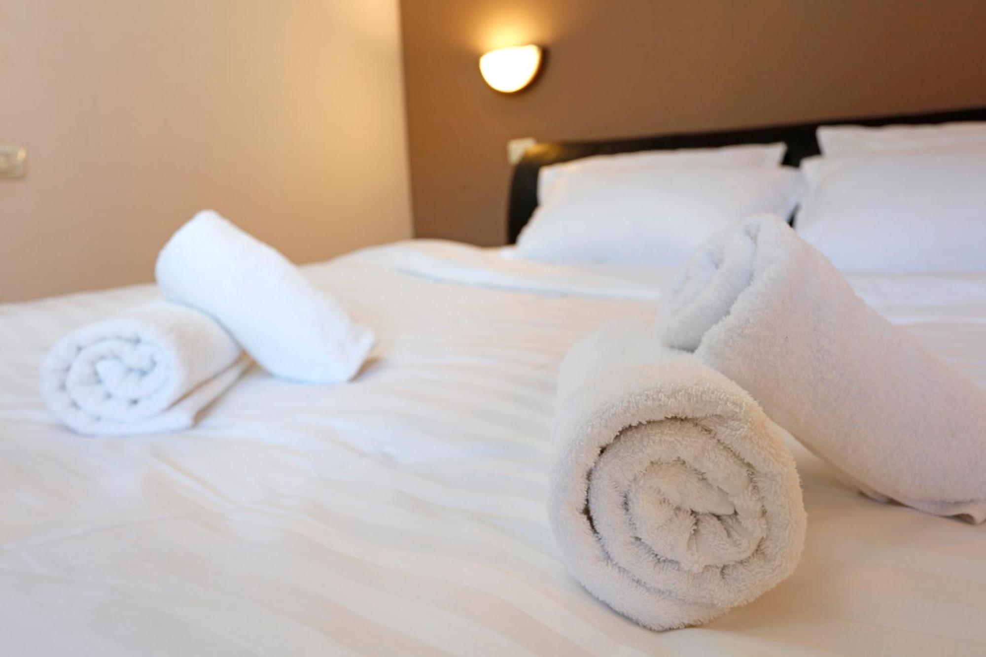 Peaceful Getaway - Generous 3-Bedroom Sanctuary - Close To Historic Old Town Bukarest Exteriör bild