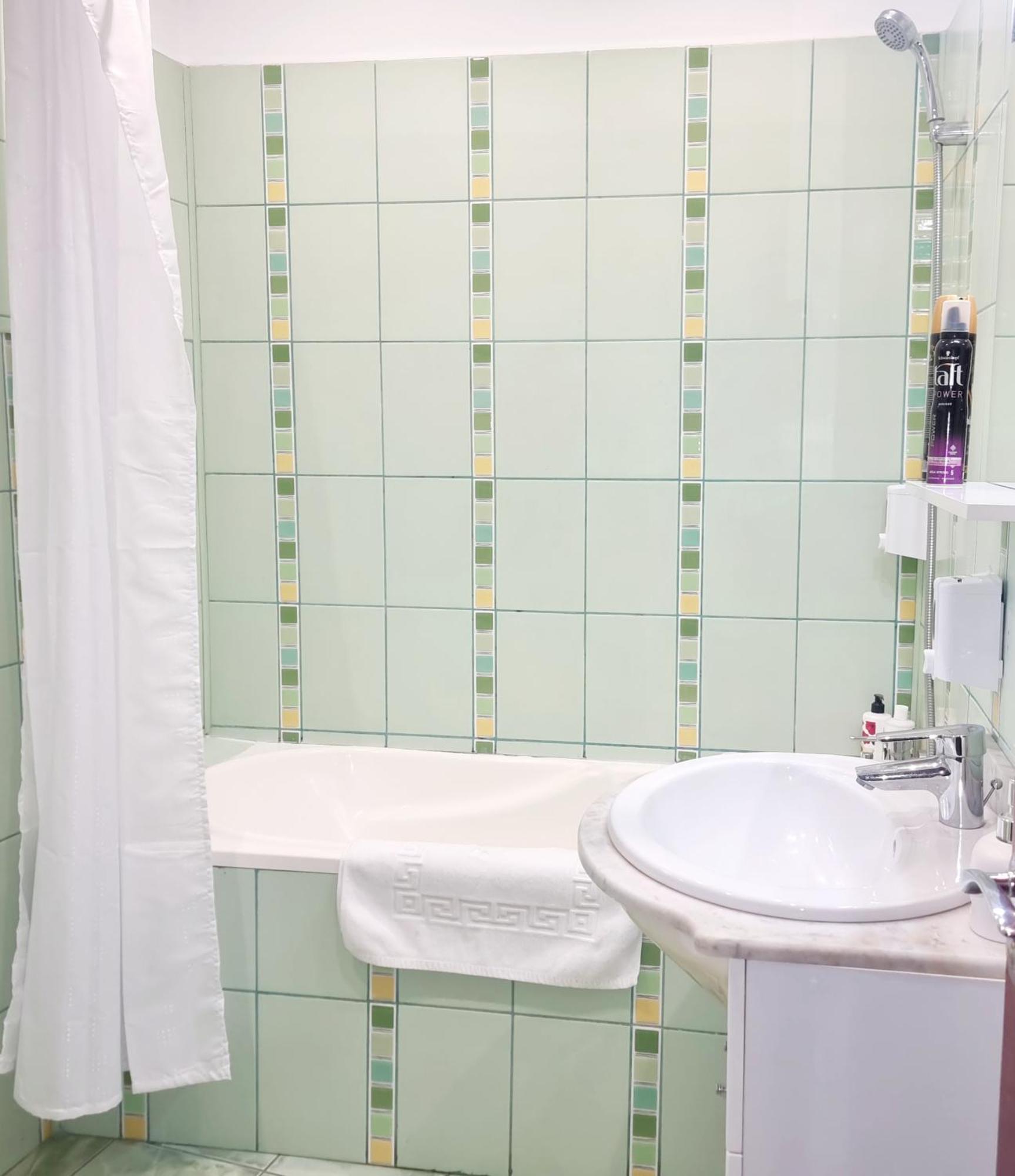 Peaceful Getaway - Generous 3-Bedroom Sanctuary - Close To Historic Old Town Bukarest Exteriör bild