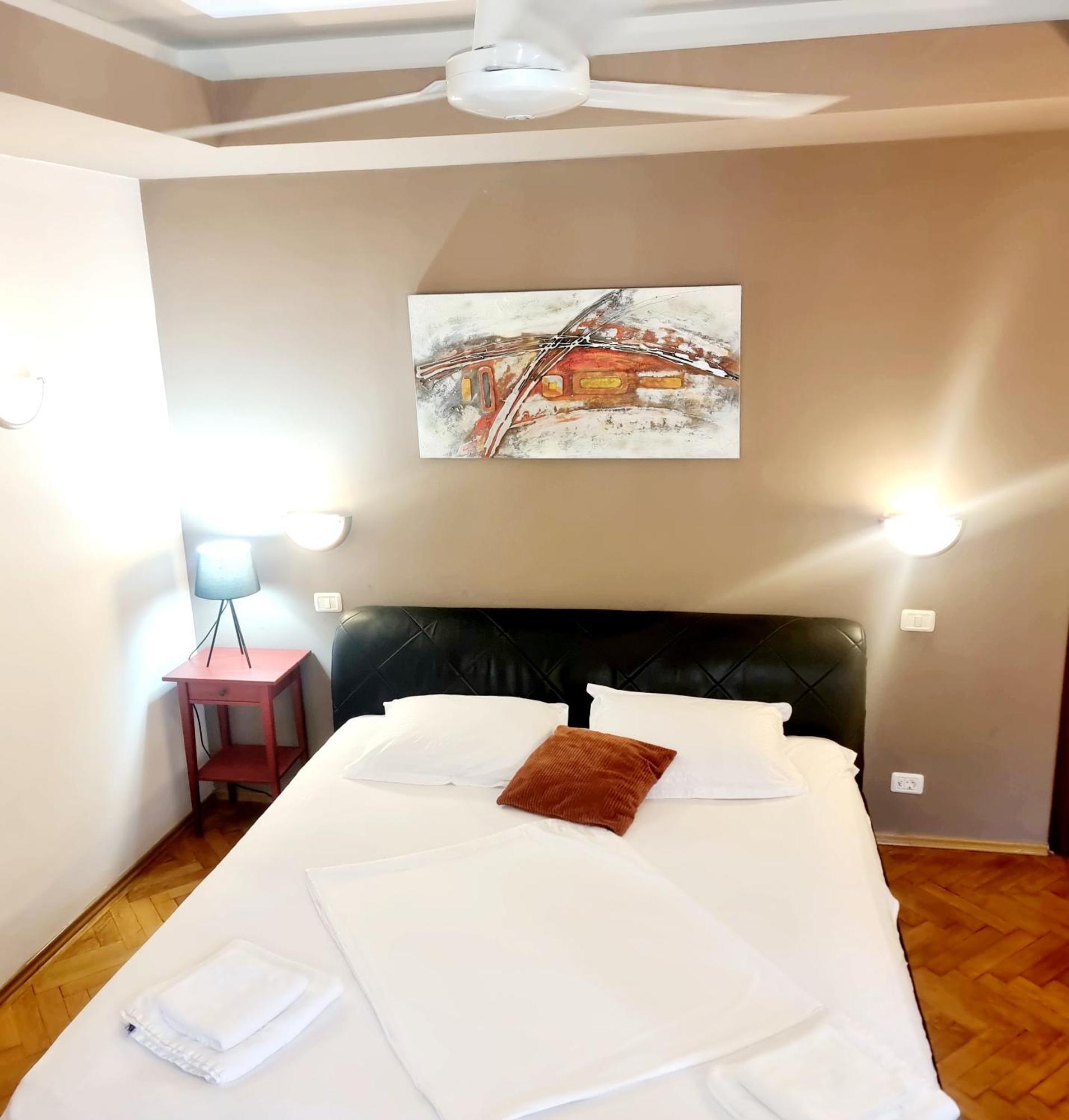 Peaceful Getaway - Generous 3-Bedroom Sanctuary - Close To Historic Old Town Bukarest Exteriör bild