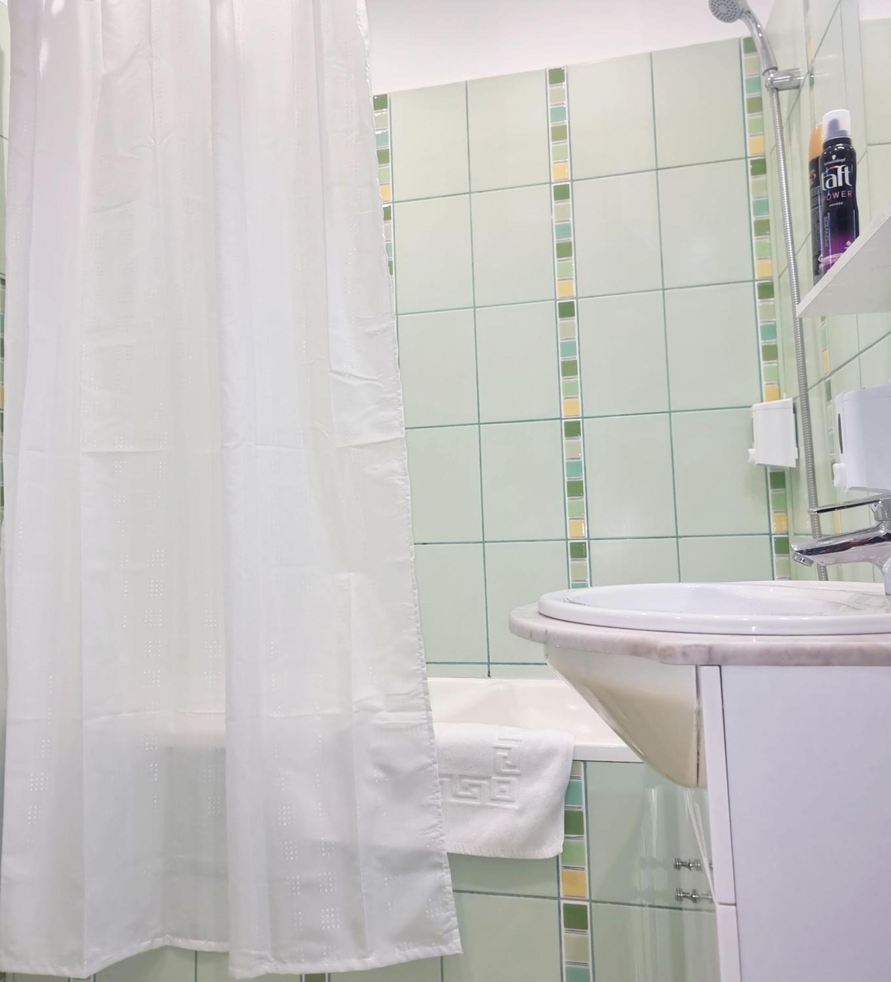 Peaceful Getaway - Generous 3-Bedroom Sanctuary - Close To Historic Old Town Bukarest Exteriör bild
