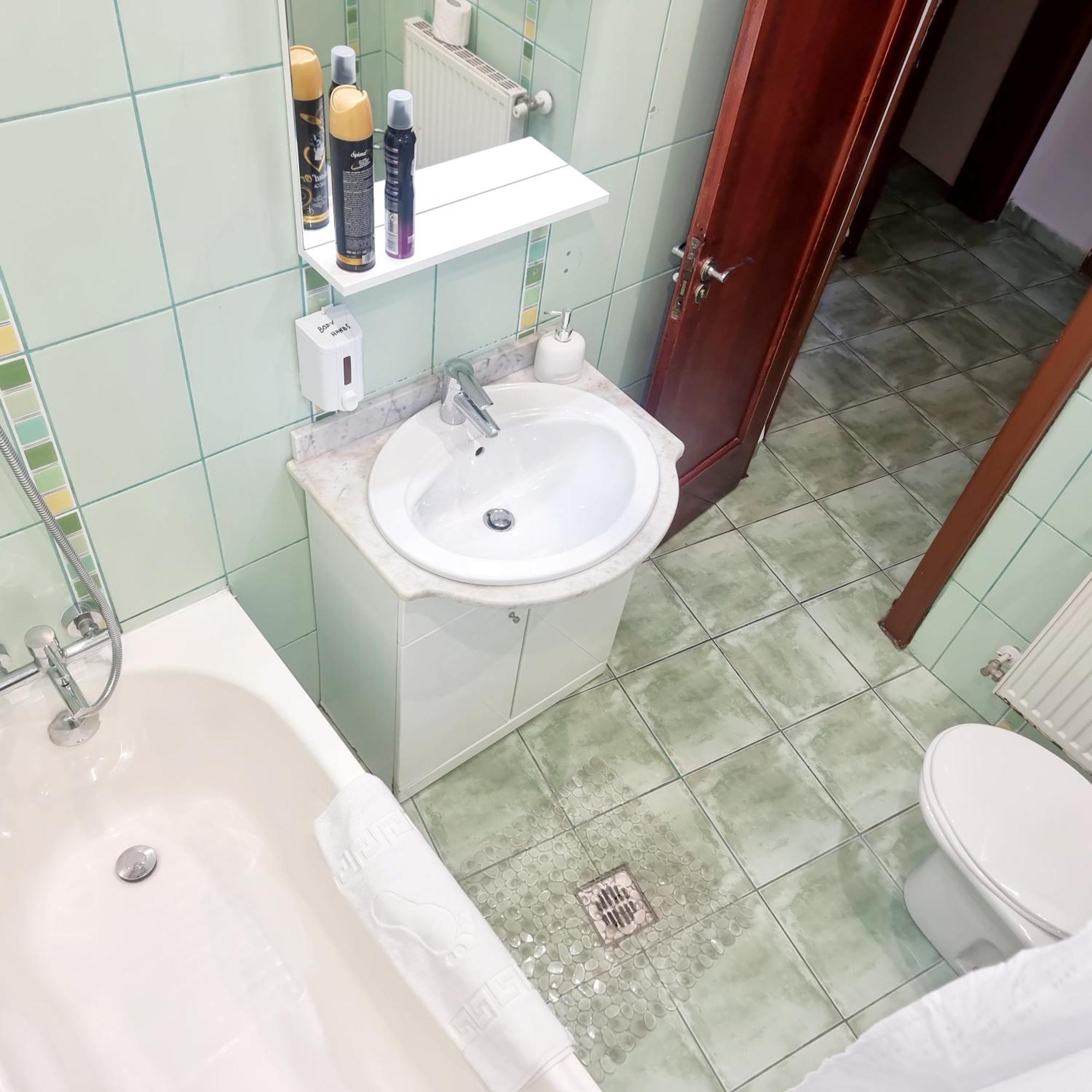 Peaceful Getaway - Generous 3-Bedroom Sanctuary - Close To Historic Old Town Bukarest Exteriör bild