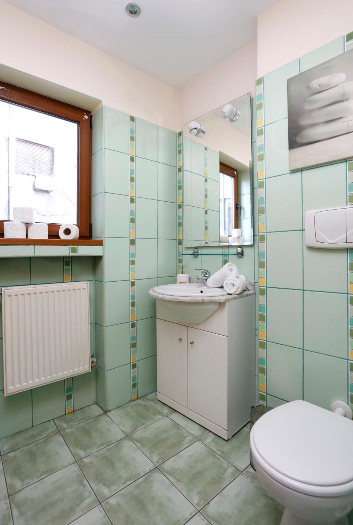 Peaceful Getaway - Generous 3-Bedroom Sanctuary - Close To Historic Old Town Bukarest Exteriör bild