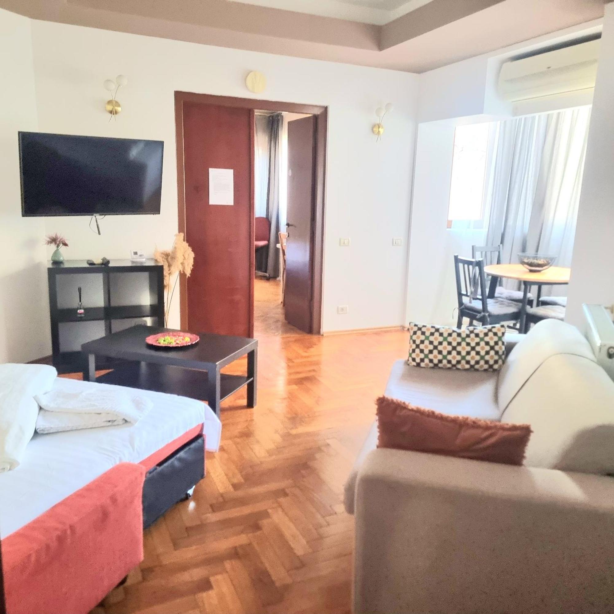 Peaceful Getaway - Generous 3-Bedroom Sanctuary - Close To Historic Old Town Bukarest Exteriör bild