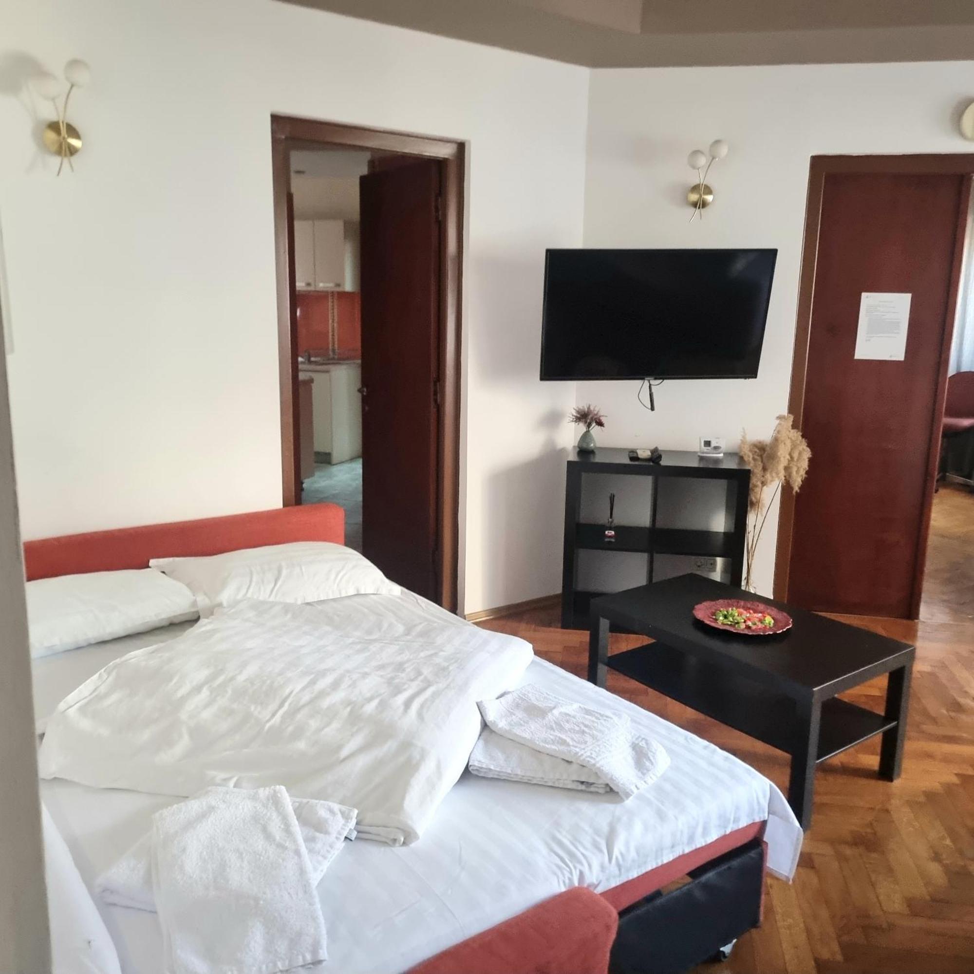 Peaceful Getaway - Generous 3-Bedroom Sanctuary - Close To Historic Old Town Bukarest Exteriör bild