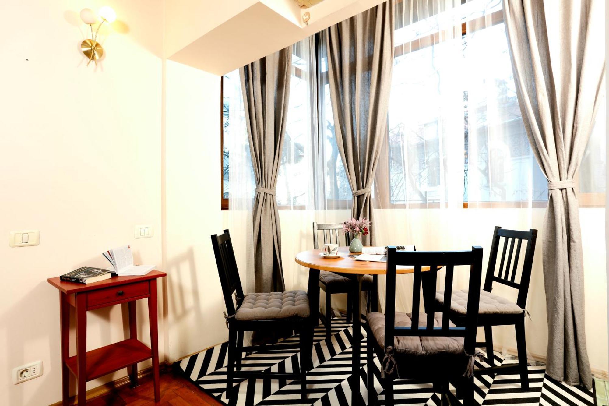 Peaceful Getaway - Generous 3-Bedroom Sanctuary - Close To Historic Old Town Bukarest Exteriör bild
