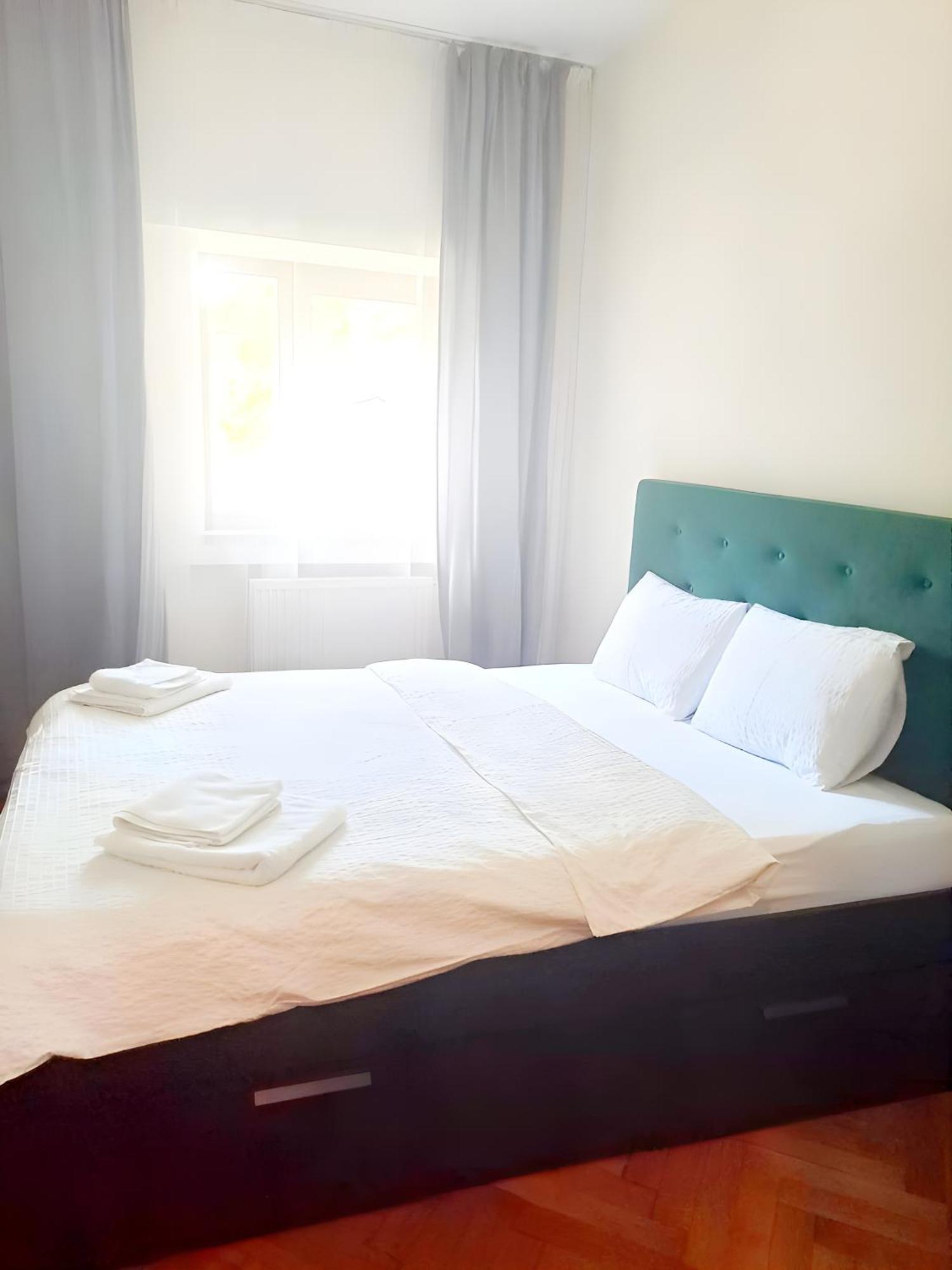 Peaceful Getaway - Generous 3-Bedroom Sanctuary - Close To Historic Old Town Bukarest Exteriör bild